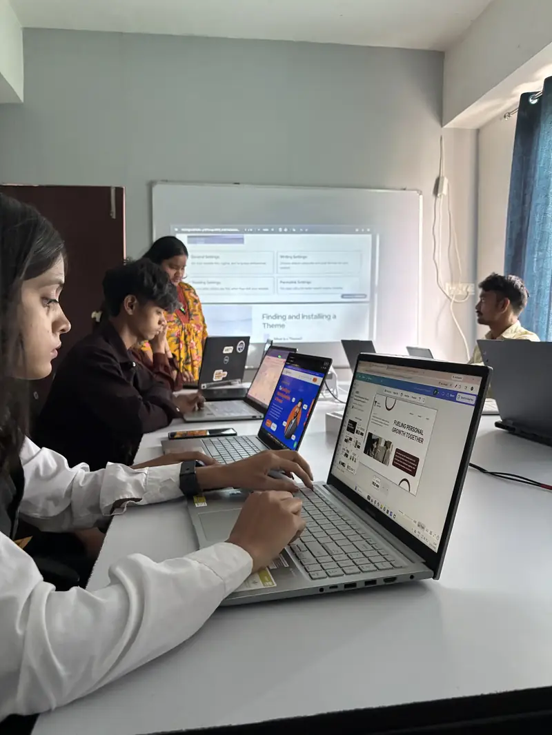 Students learning SEO in classroom at best digital marketing institute in Varanasi